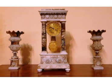 Reloj de Alabastro con Garnitura